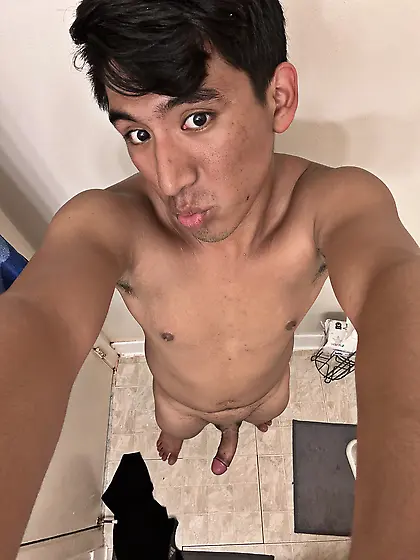 Cute grindr guy exposed