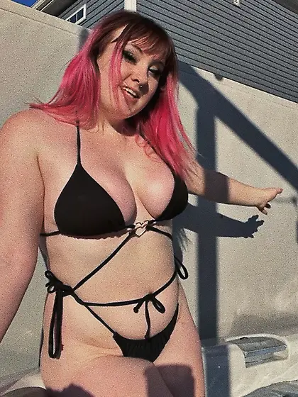 Thick PAWG slut Anna craves male attention