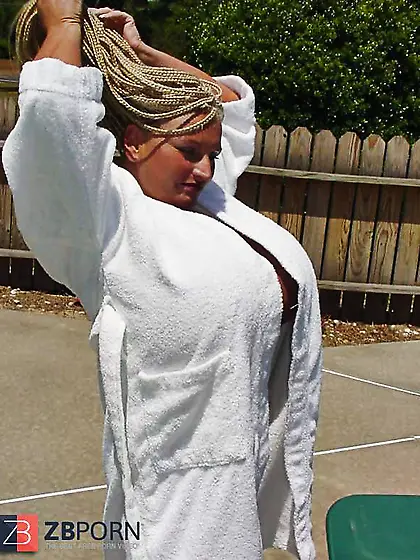 BB demonstrates her Gunns at the pool!