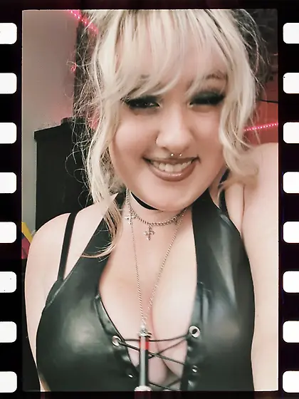 Thick PAWG slut Anna craves male attention