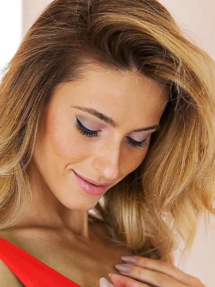 Cara Mell has a good looking twat she wants to play with