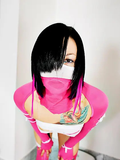 Fetish slut Bella Donna gets her slave guy to worship her feet a