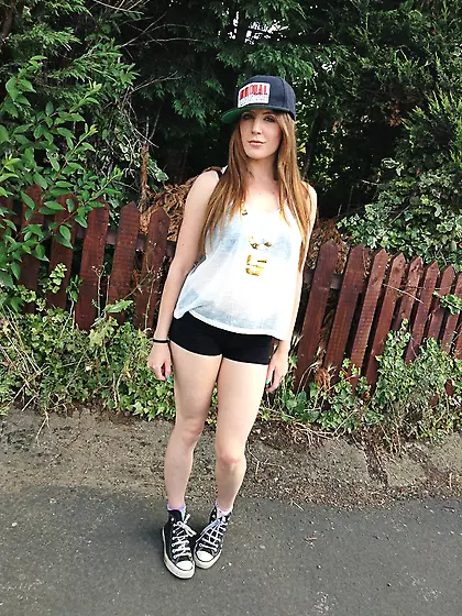 Teen chick show juicy