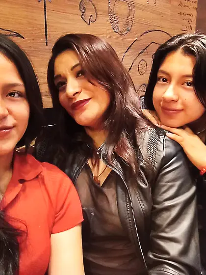 Quiero lamer su clitoris mientras la penetras mi a