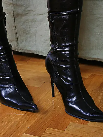 Long legged bay doll Ginger Devil with neat pussy takes off her