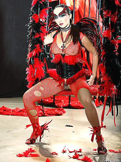 Kinky brunette model Austin Kincaid strips her slutty outfit and