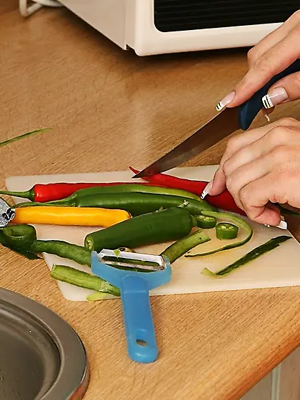 Dark-haired amateur with a ponytail bangs her pussy with a cucum