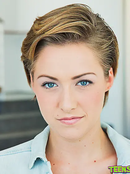 Short hair hottie proves that you can be really kinky and cute