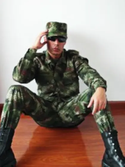 Brunette militarybigxxl perform close