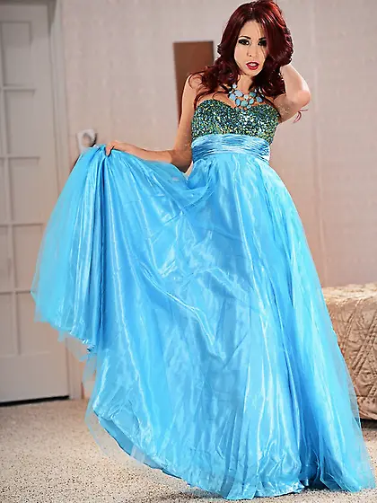 Curly haired stunner is ready to seduce a well hung man and to g