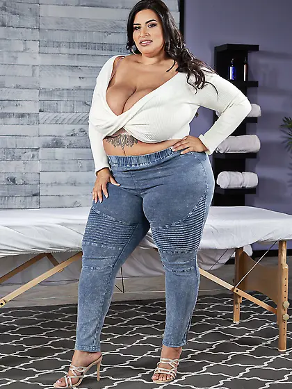 Fat cow Sofia Rose shagged by her masseur