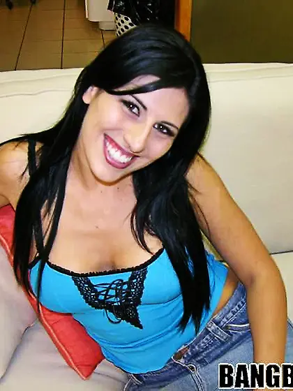 Makayla Coxxx strips her slutty mini skirt and gets her fanny ra