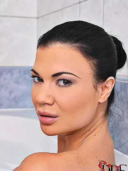 Luscious gadget Jasmine Jae is masturbating her pierced beaver i