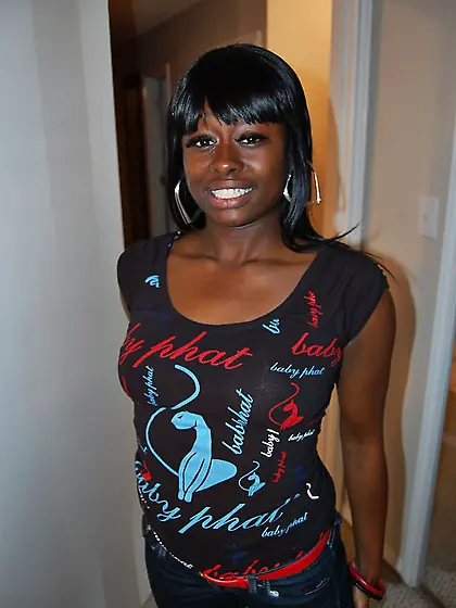 Sexy shaped ebony mom