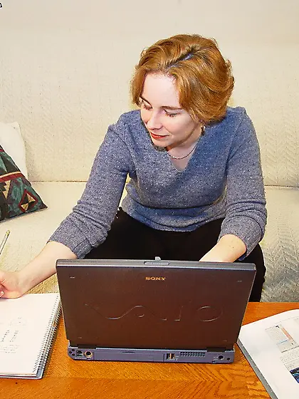 Red-haired lady Lucy Knight strips naked and then plays with her