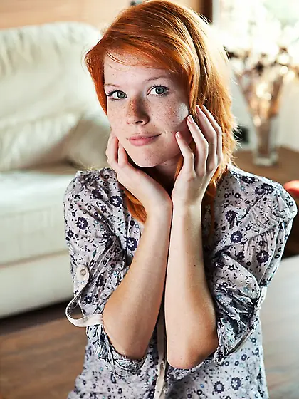 The redhead chick Mia Sollis has climbed the table and stretched