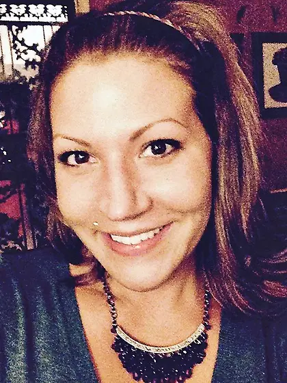 Kristen gave her pussy a workout on the GGW bus