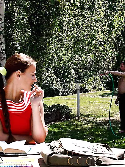 Vater und Tochter haben Spass im Garten