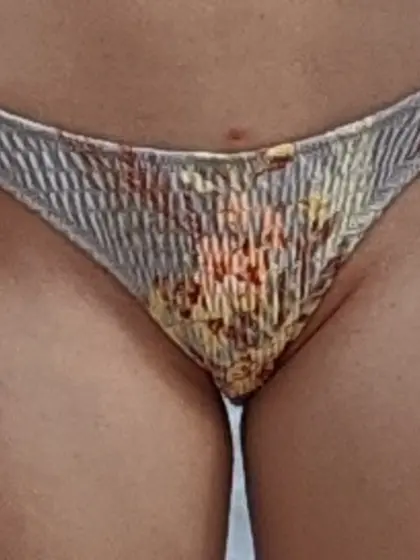 Beach spy--man spies gal's swimsuit bottoms