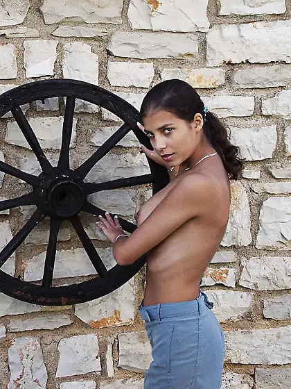 Indian Girl Shows Tits Outdoor While Posing