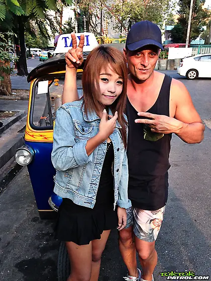 Tourist finds exotic babe who after little outdoor photoshoot po