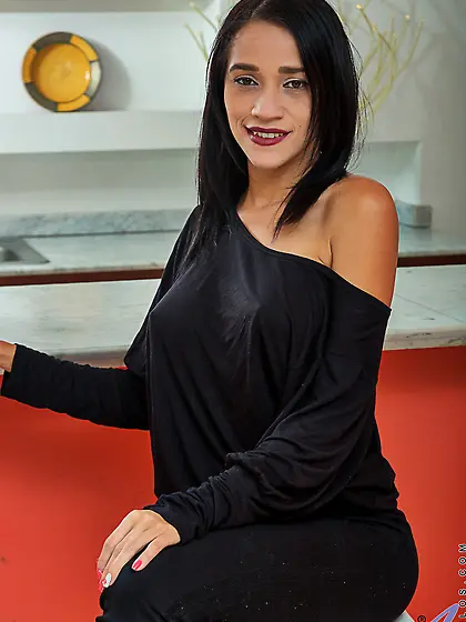 Sultry diva with round coconuts Lisbella Aguilar undresses in ki