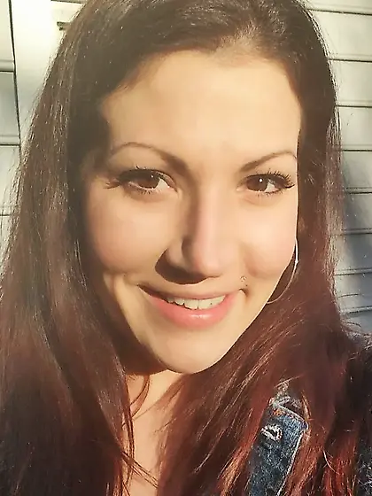 Kristen gave her pussy a workout on the GGW bus