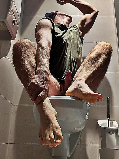 Andy Gymnast toilet rest stop lust 80