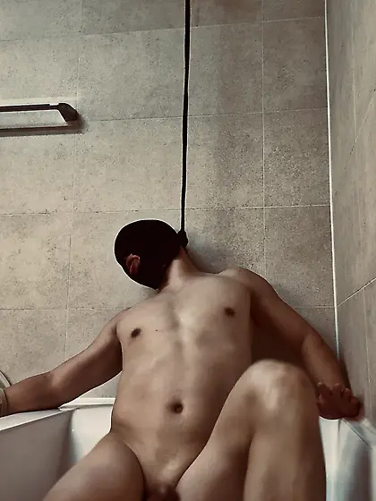 A useless noose slut's autoerotic death