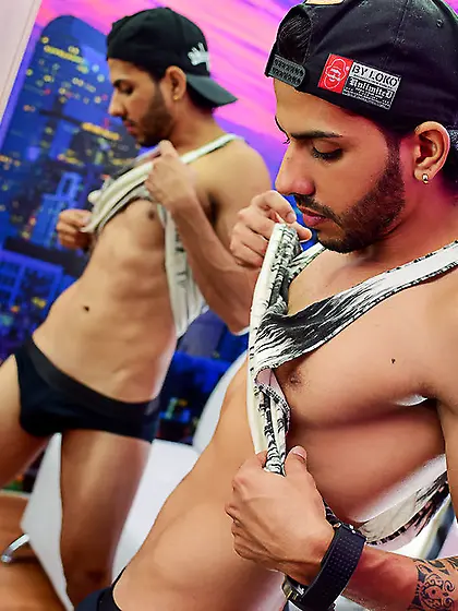 Latin gay RamonReynolds like to dildo and...