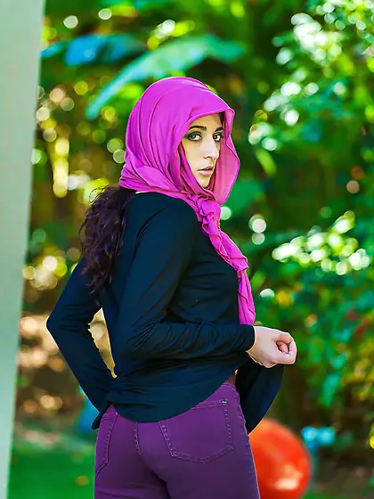 Unexpected anal tryst for Arabic teen whore