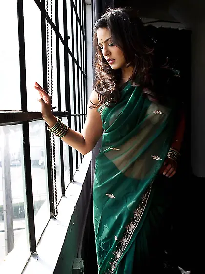 Sunny Leone takes her sexy green dress off and shows us her big