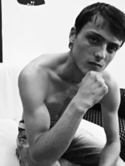 Brunette wildeone perform close