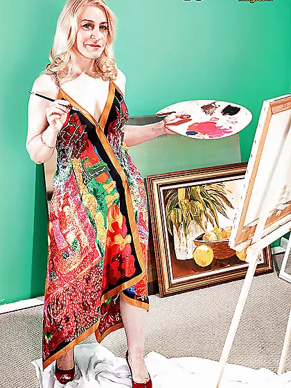 American naked busty housewife