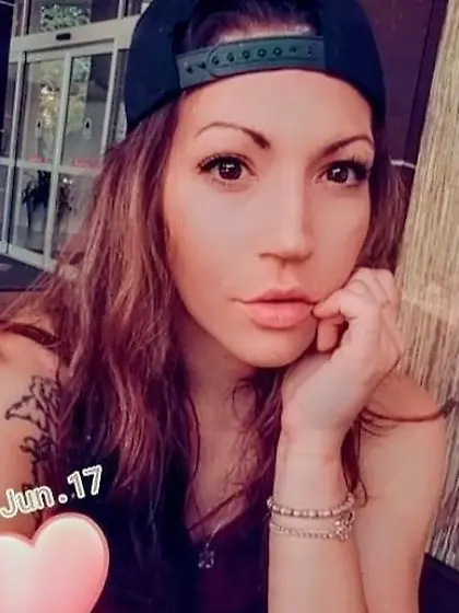 Kristen gave her pussy a workout on the GGW bus