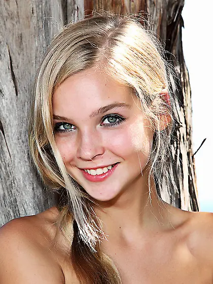 Tan lined naked chick Sienna MPL is playing around under the blu