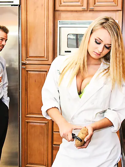 It's breakfast time but Natalia Starr hurries to be fucked by on