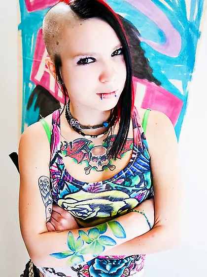 Tara Toxic reveals her wet and craving pussy by ripping her pant