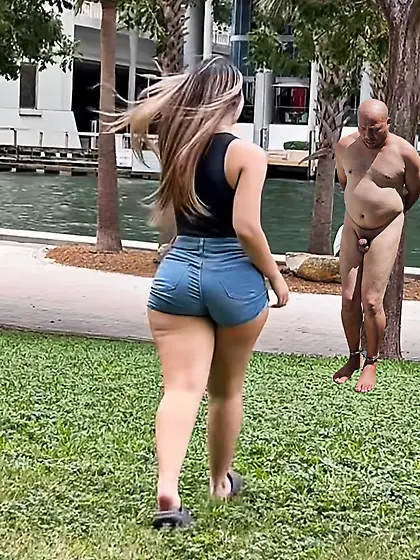 Amarrado desnudo cfnm publico