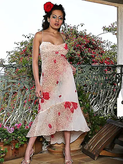 Passionate brunette babe Jayden strips in the garden showing her