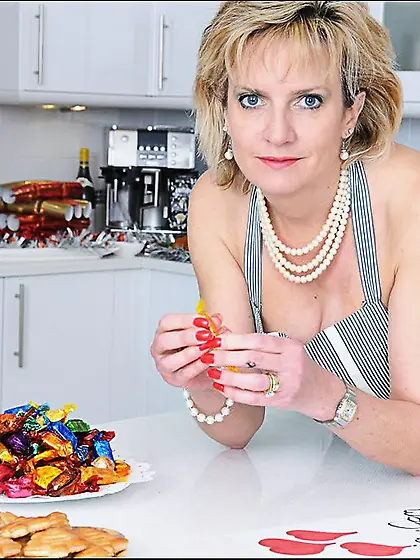 Lady Sonia strips her elegnat outfit in the kitchen and teases u