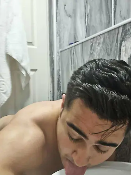 Desi paki webslut licks toilet