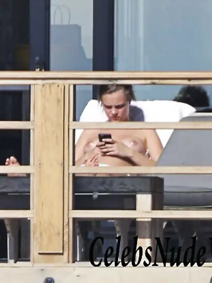Cara DeLevingne paparazzi nude