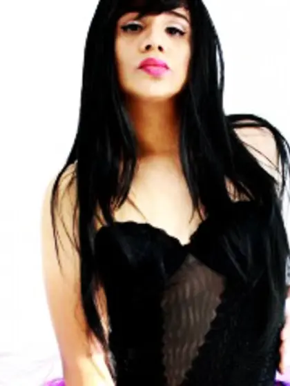 Brunette Young Shemale Ninacoluchi Striptease.