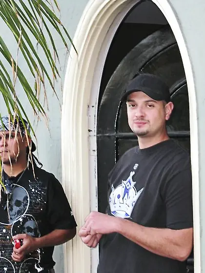 Jennifer Steele drops down all her clothes and shows her tits an