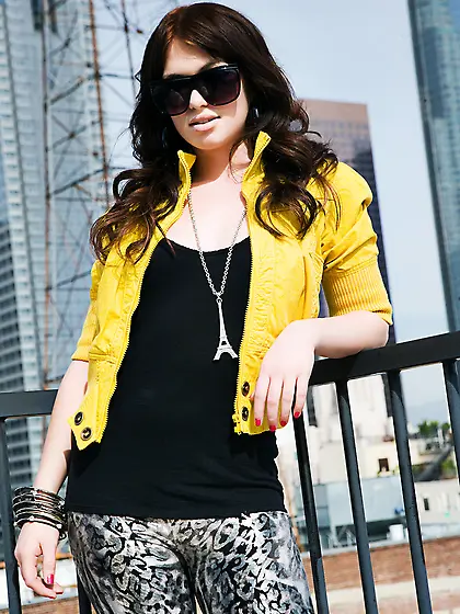 Cute and hot Ashlyn Rae gets off her sexy clothes and shows her