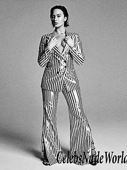 Braless Photos of Demi Lovato