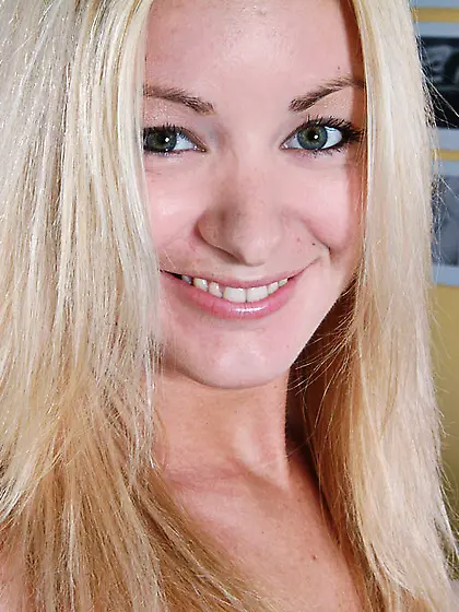 Tender blonde Sarah Sinn with sexy pink pussy takes off her fish