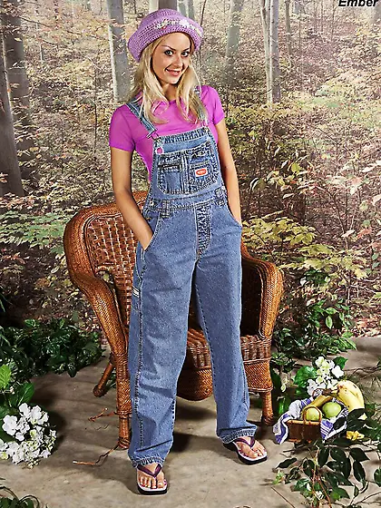 Squatting down and fingering moist pussy box Britney Luv shows m