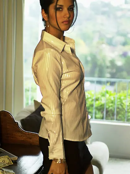 Gorgeous Sunny Leone caresses her pussy and clit without taking